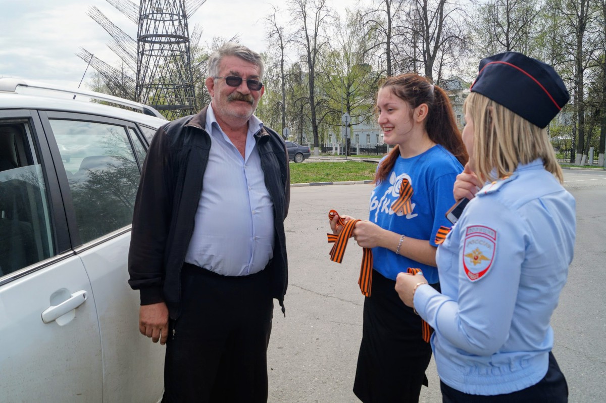 Старшеклассники раздали водителям «Георгиевские ленточки»